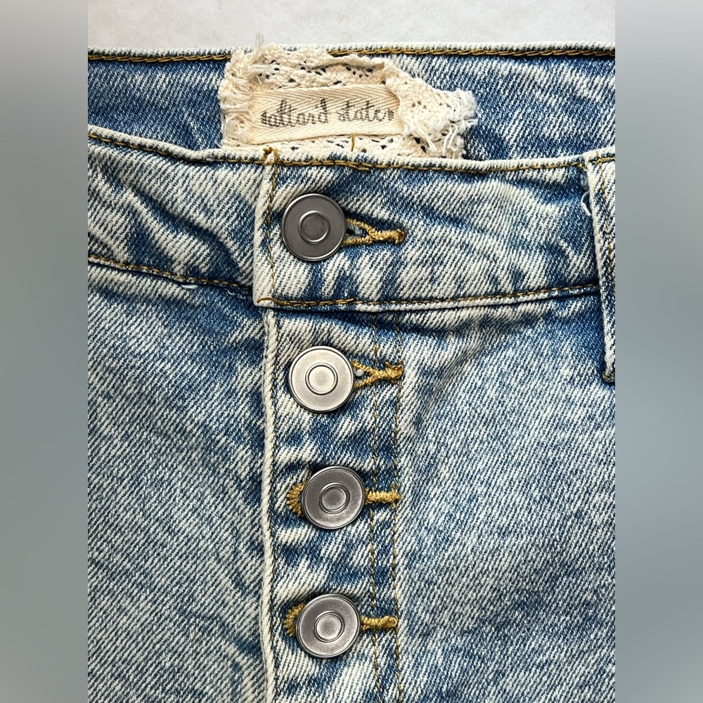 Altar'd State Light Wash Button Fly Raw Hem Boho Distressed Denim Shorts Size 31 - Picture 3 of 9
